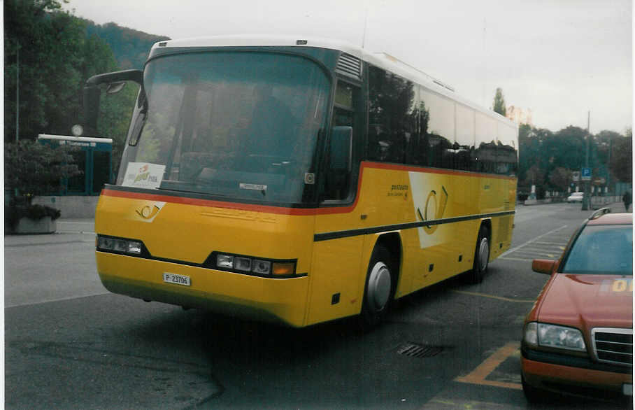 (020'427) - PTT-Regie - P 23'706 - Neoplan am 29. Oktober 1997 beim Bahnhof Thun