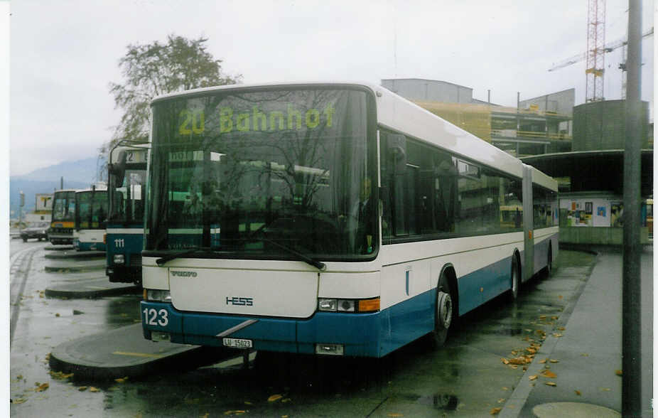 (021'001) - VBL Luzern - Nr. 123/LU 15'023 - Volvo/Hess am 30. November 1997 beim Bahnhof Luzern