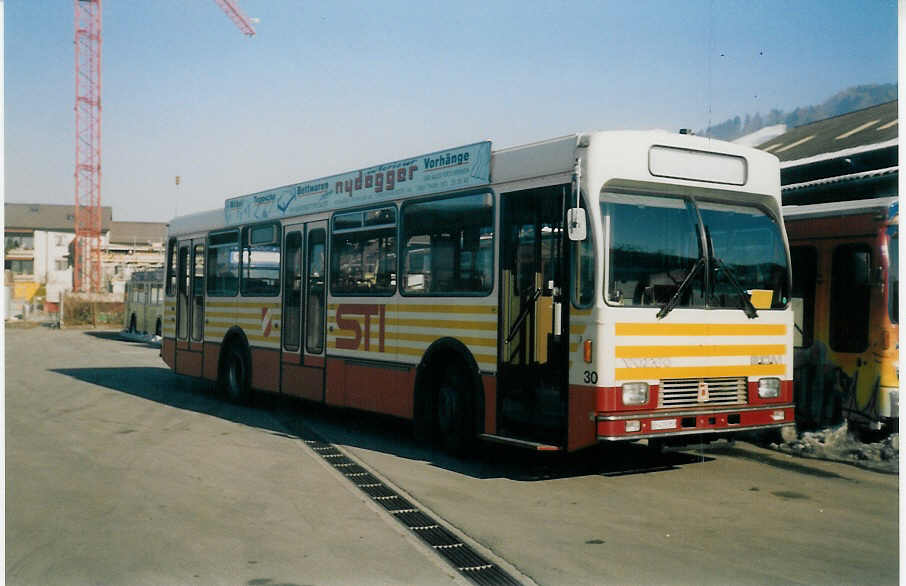 (021'608) - STI Thun - Nr. 30/BE 419'030 - Volvo/R&J (ex SAT Thun Nr. 30) am 5. Februar 1998 in Thun, Garage