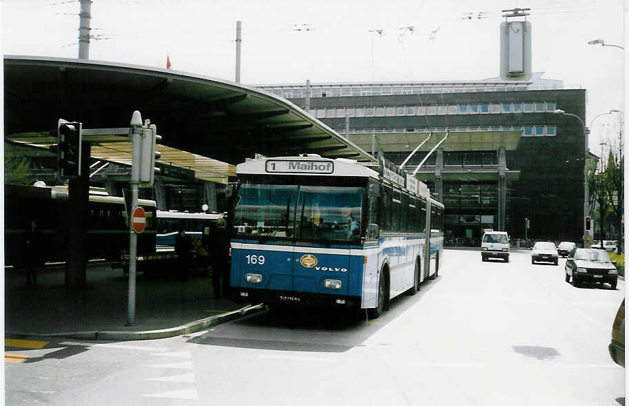 (022'504) - VBL Luzern - Nr. 169 - Volvo/Hess Gelenktrolleybus am 16. April 1998 beim Bahnhof Luzern