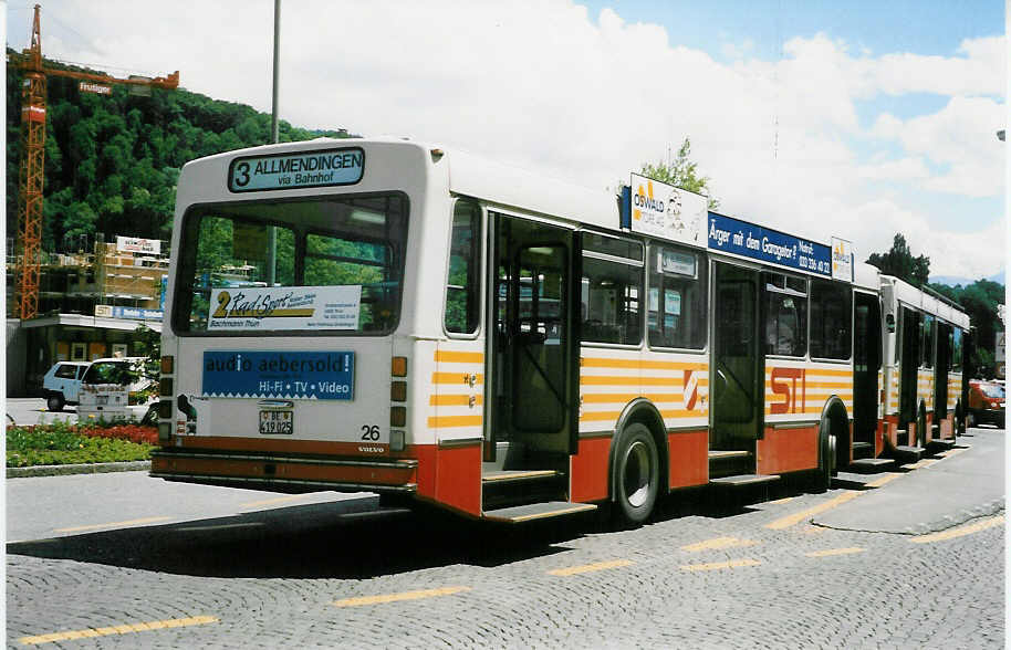 (023'022) - STI Thun - Nr. 26/BE 419'025 - Volvo/R&J (ex SAT Thun Nr. 26) am 30. Mai 1998 beim Bahnhof Thun