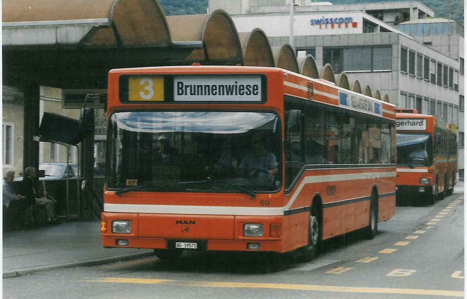 (024'620) - RVBW Wettingen - Nr. 69/AG 19'571 - MAN am 15. Juli 1998 beim Bahnhof Baden