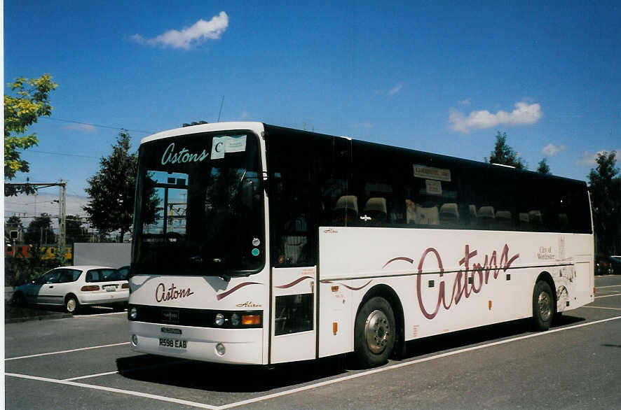 (025'006) - Aus England: Astons, Worcester - R 598 EAB - Scania/Van Hool am 29. Juli 1998 in Thun, Seestrasse