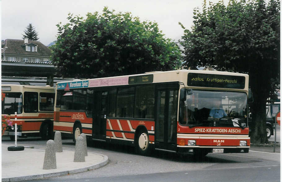 (025'023) - ASKA Aeschi - Nr. 2/BE 26'783 - MAN am 1. August 1998 beim Bahnhof Spiez