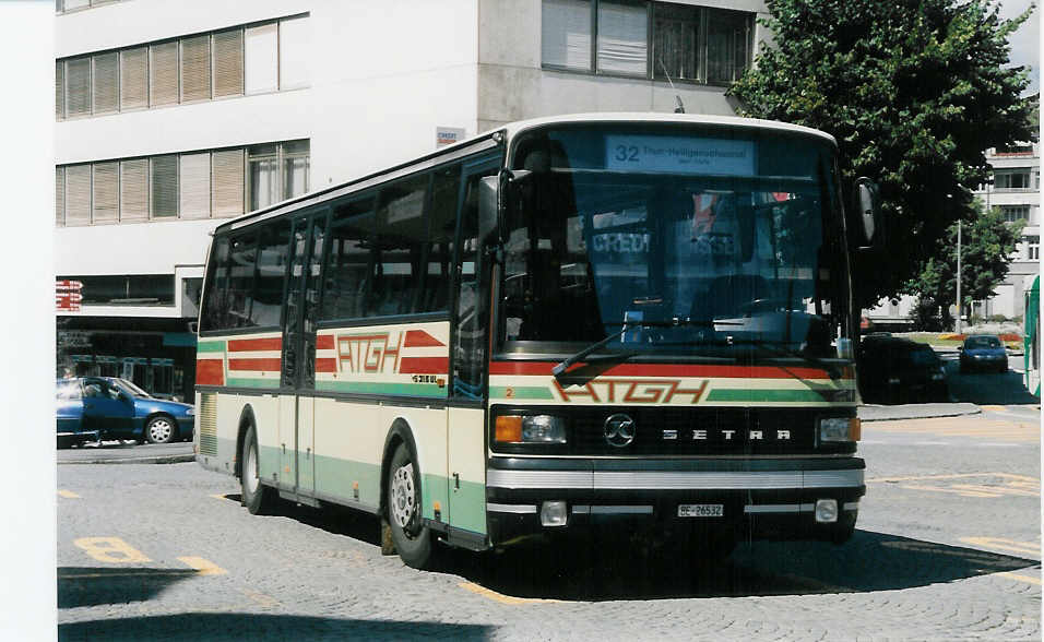 (025'725) - ATGH Heiligenschwendi - Nr. 2/BE 26'532 - Setra am 23. August 1998 beim Bahnhof Thun