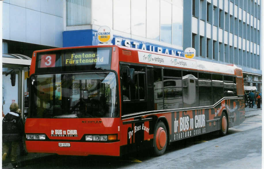 (026'735) - SBC Chur - Nr. 11/GR 97'511 - Neoplan am 6. Oktober 1998 beim Bahnhof Chur