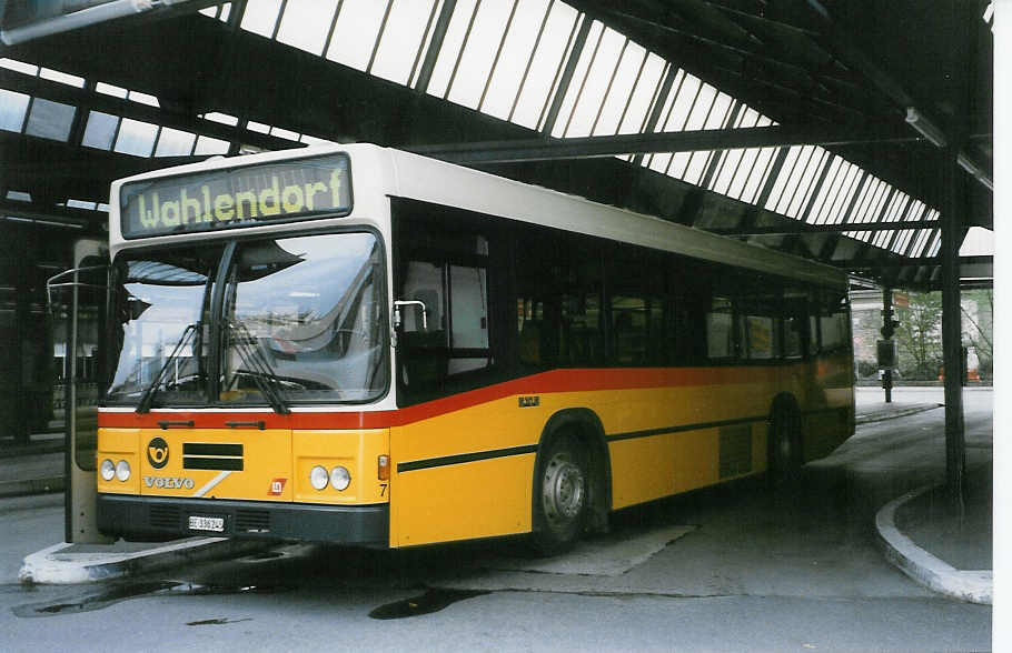 (027'236) - Steiner, Ortschwaben - Nr. 7/BE 336'245 - Volvo/Lauber am 10. Oktober 1998 in Bern, Postautostation