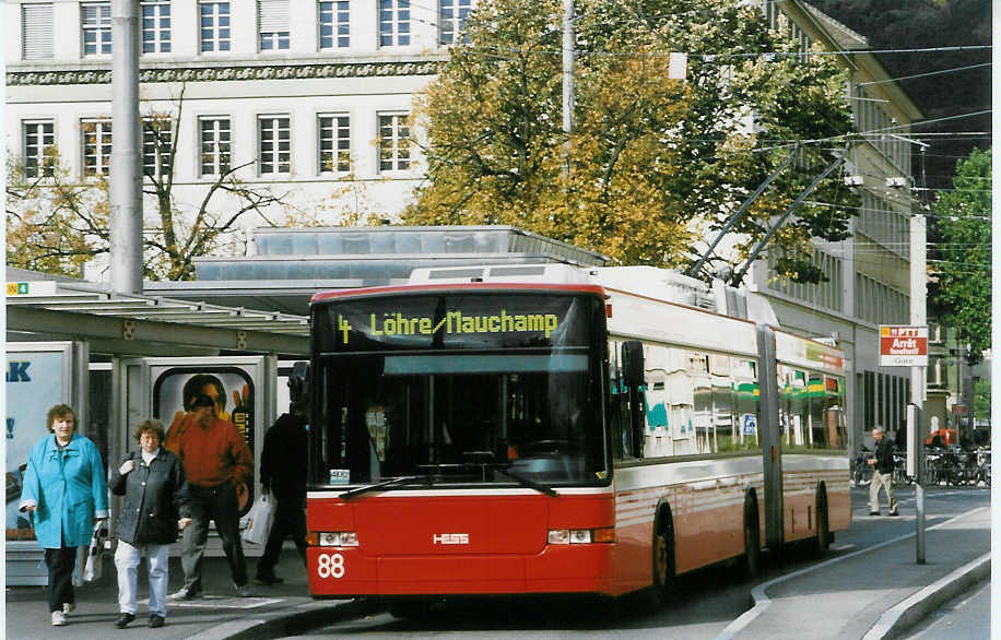 (027'332) - VB Biel - Nr. 88 - NAW/Hess Gelenktrolleybus am 12. Oktober 1998 beim Bahnhof Biel