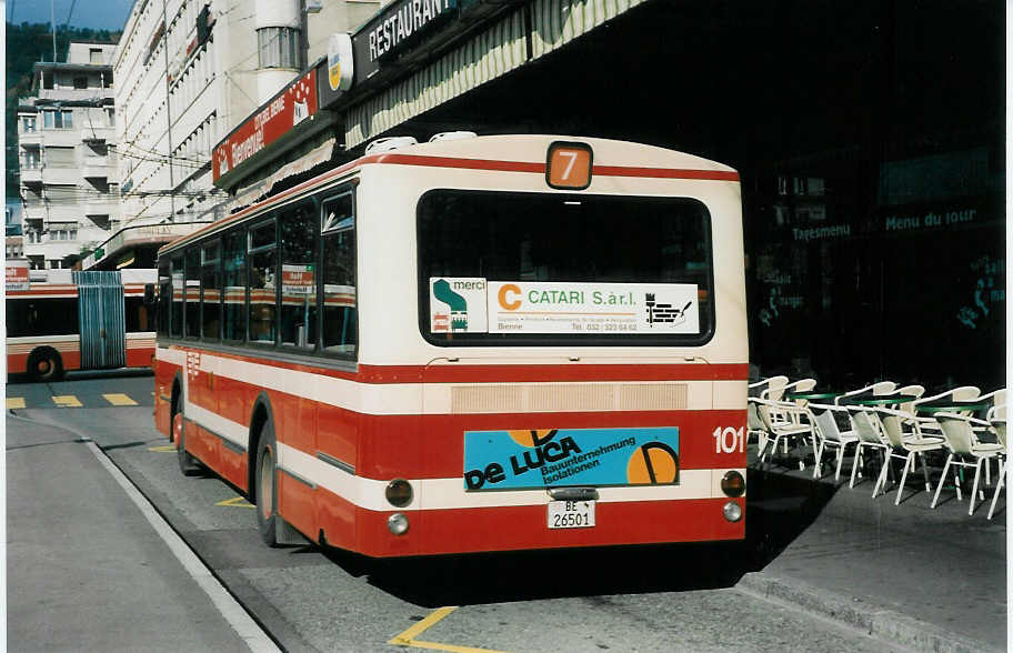 (027'423) - VB Biel - Nr. 101/BE 26'501 - Volvo/R&J am 12. Oktober 1998 beim Bahnhof Biel