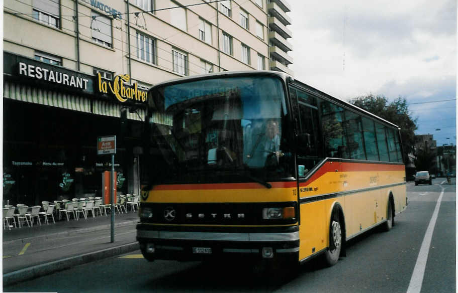 (027'425) - AVA Aarberg - Nr. 10/BE 112'610 - Setra am 12. Oktober 1998 beim Bahnhof Biel