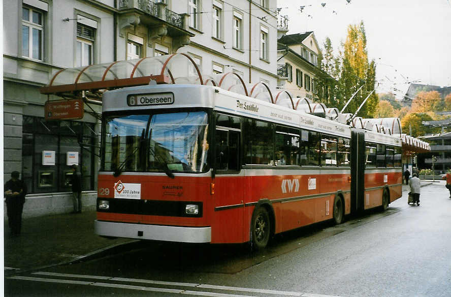 (027'706) - WV Winterthur - Nr. 129 - Saurer/FHS Gelenktrolleybus am 24. Oktober 1998 beim Hauptbahnhof Winterthur