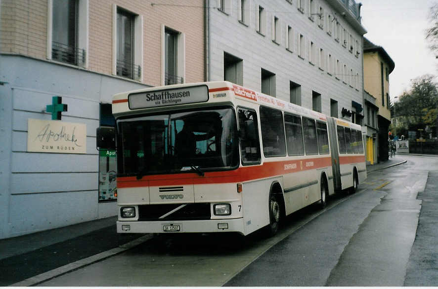 (027'924) - ASS Schleitheim - Nr. 7/SH 12'507 - Volvo/Hess (ex Nr. 17) am 16. November 1998 beim Bahnhof Schaffhausen