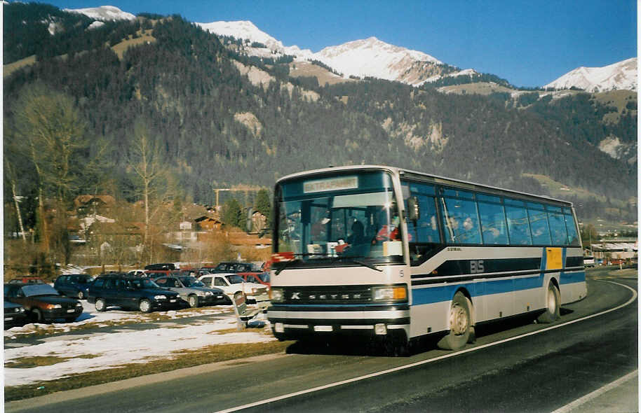 (028'505) - AFA Adelboden - Nr. 5/BE 26'705 - Setra (ex Nr. 25) am 30. Dezember 1998 beim Bahnhof Frutigen