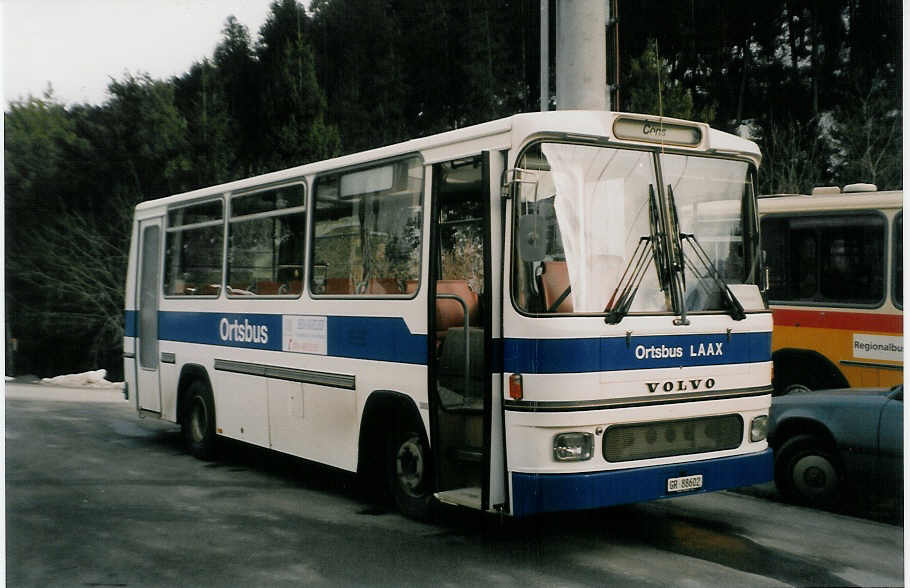 (028'631) - Stuppan, Flims - GR 88'602 - Volvo/Hess (ex Thni, Flims; ex Roth, Chur Nr. 18) am 1. Januar 1999 in Laax, Garage