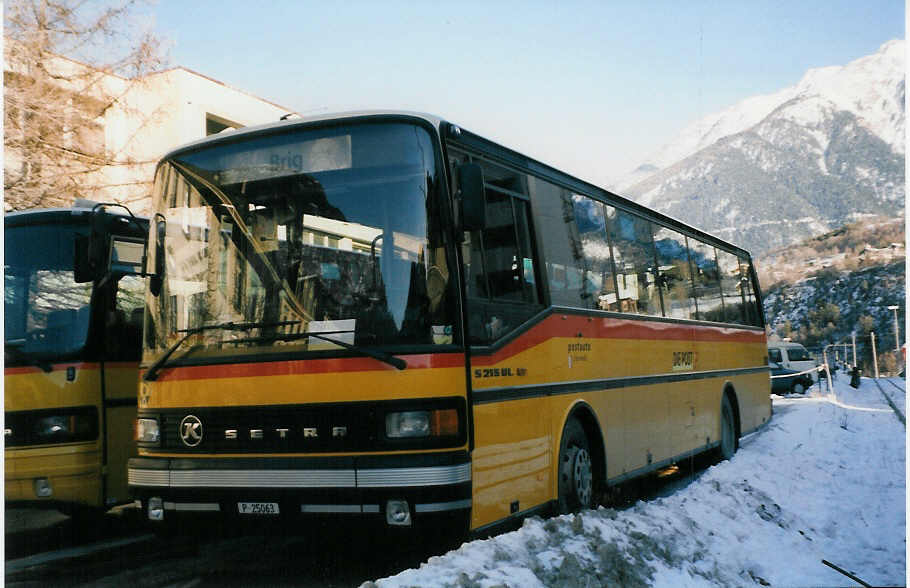 (029'124) - PTT-Regie - P 25'063 - Setra am 17. Januar 1999 beim Bahnhof Brig