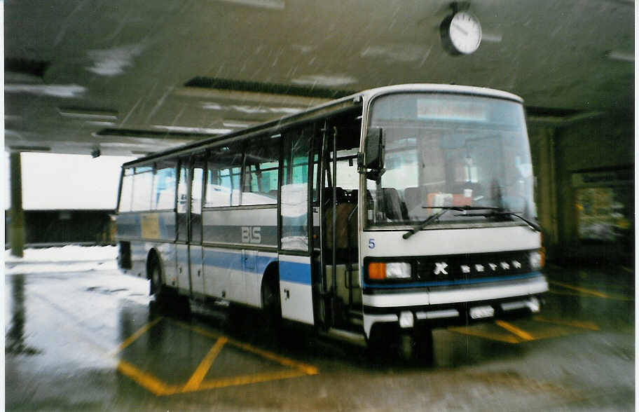 (029'426) - AFA Adelboden - Nr. 5/BE 26'705 - Setra (ex Nr. 25) am 22. Februar 1999 beim Bahnhof Frutigen