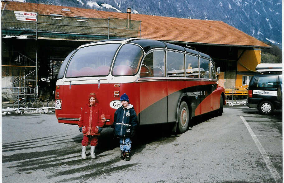 (030'001) - ASKA Aeschi - Nr. 9/BE 26'724 - Saurer/R&J am 6. Mrz 1999 in Interlaken, Garage AAGI