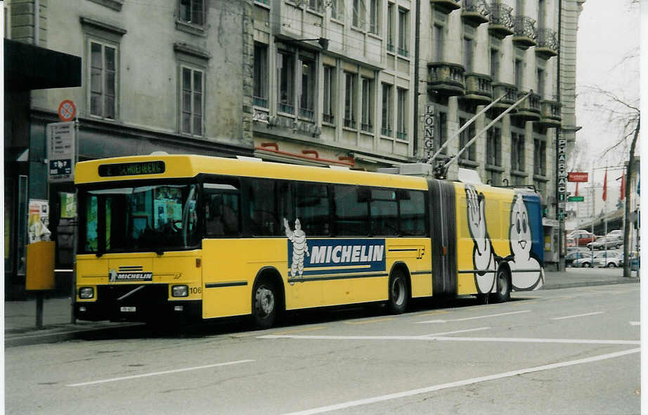 (030'629) - TF Fribourg - Nr. 106/FR 637 - Volvo/Hess Gelenkduobus am 3. April 1999 beim Bahnhof Fribourg