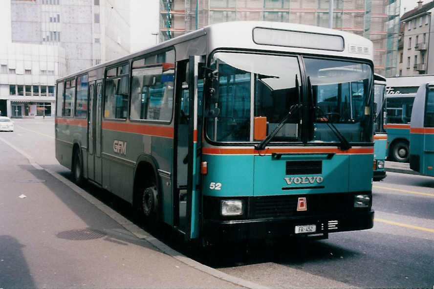 (030'710) - GFM Fribourg - Nr. 52/FR 452 - Volvo/R&J am 3. April 1999 beim Bahnhof Fribourg