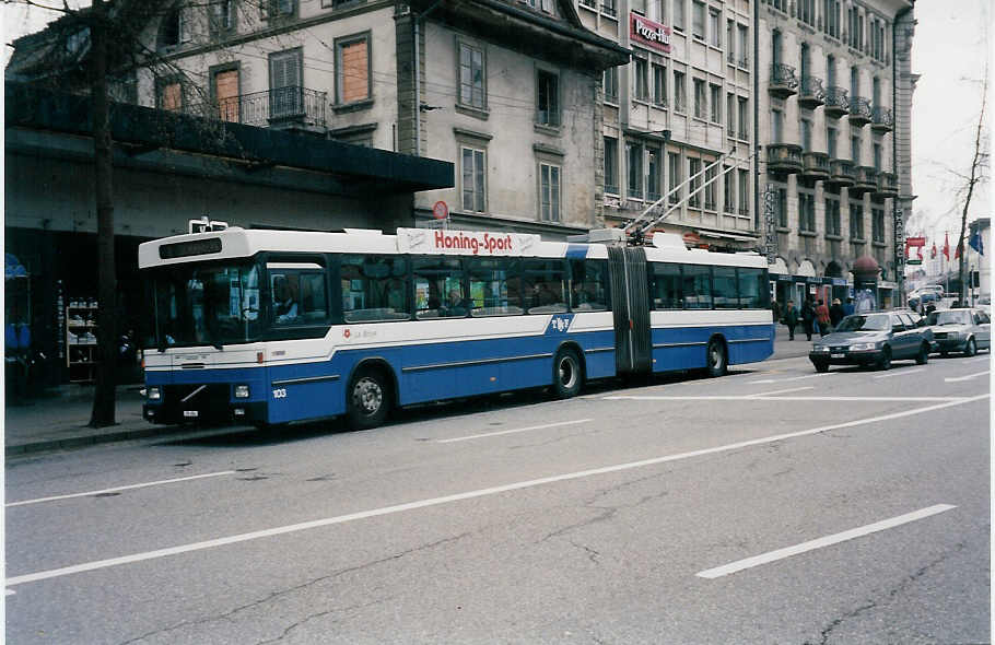 (030'715) - TF Fribourg - Nr. 103/FR 634 - Volvo/Hess Gelenkduobus am 3. April 1999 beim Bahnhof Fribourg