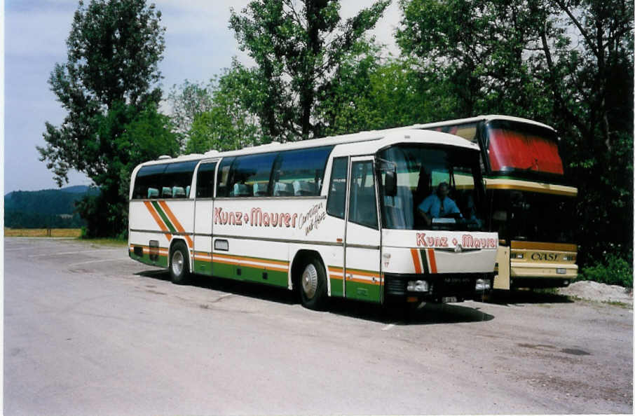 (031'732) - Kunz+Maurer, Burgistein - Nr. 17/BE 338'317 - Neoplan am 2. Juni 1999 in Rifferswil, Seleger Moor