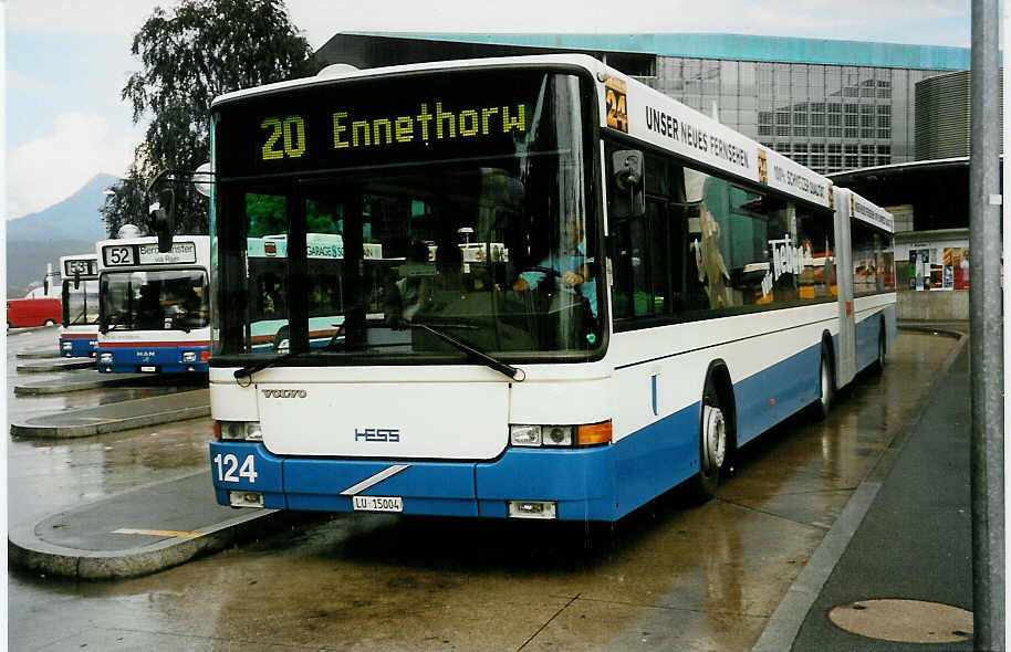 (032'928) - VBL Luzern - Nr. 124/LU 15'004 - Volvo/Hess am 27. Juni 1999 beim Bahnhof Luzern