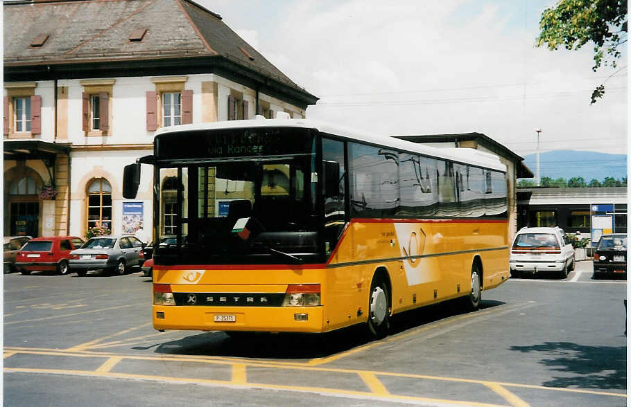 (033'834) - PTT-Regie - P 25'371 - Setra am 8. Juli 1999 beim Bahnhof Yverdon