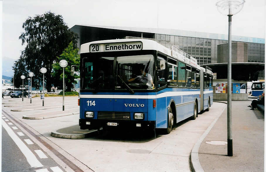 (034'209) - VBL Luzern - Nr. 114/LU 15'016 - Volvo/R&J am 13. Juli 1999 beim Bahnhof Luzern