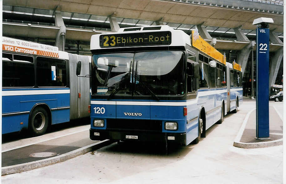 (034'307) - VBL Luzern - Nr. 120/LU 15'094 - Volvo/Hess am 13. Juli 1999 beim Bahnhof Luzern