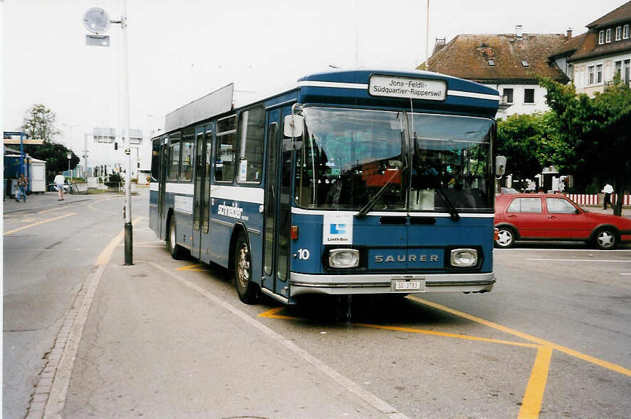 (034'702) - Schneider, Ermenswil - Nr. 10/SG 3783 - Saurer/Hess am 19. Juli 1999 beim Bahnhof Rapperswil