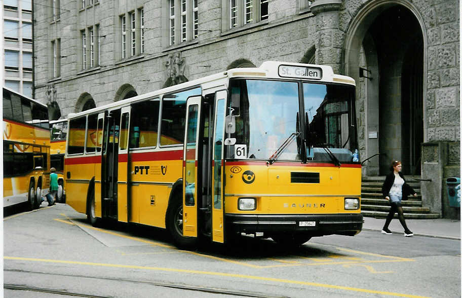 (034'805) - PTT-Regie - P 25'647 - Saurer/R&J am 19. Juli 1999 beim Bahnhof St. Gallen