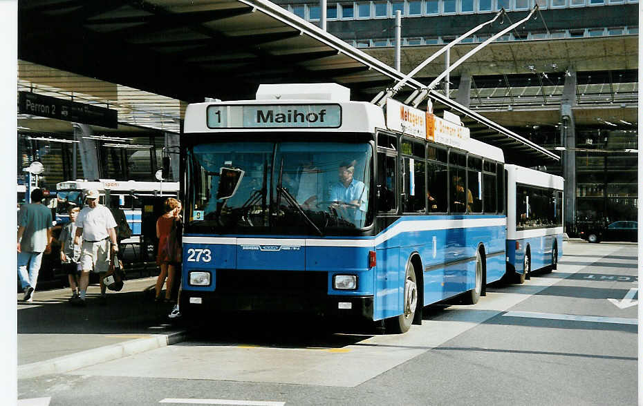 (034'907) - VBL Luzern - Nr. 273 - NAW/R&J-Hess Trolleybus am 26. Juli 1999 beim Bahnhof Luzern