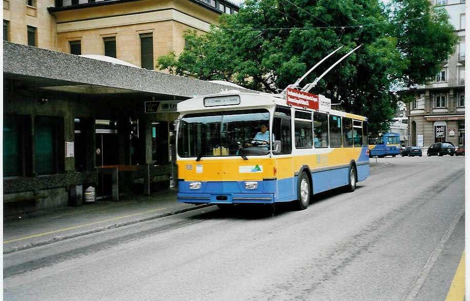 (035'215) - TC La Chaux-de-Fonds - Nr. 108 - FBW/Hess-Haag Trolleybus am 8. August 1999 beim Bahnhof La Chaux-de-Fonds