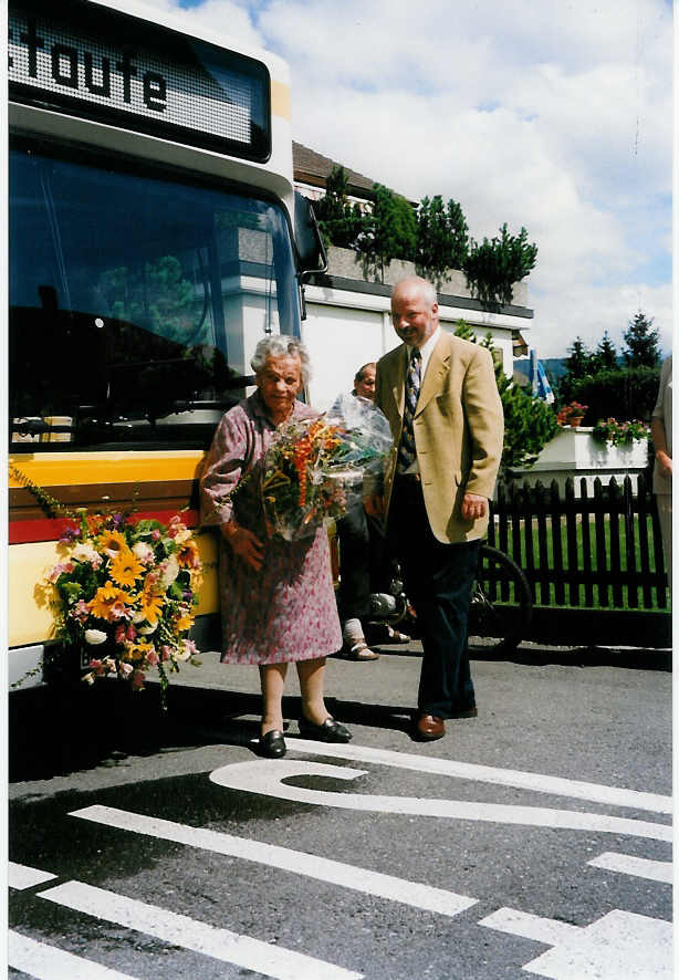 (035'335) - STI Thun - Nr. 70/BE 389'670 - MAN am 21. August 1999 in Thun-Lerchenfeld, Langestrasse (mit der ltesten Lerchenfelderin Marta Stoss und Gemeinderat Andreas Lscher; Teilaufnahme)