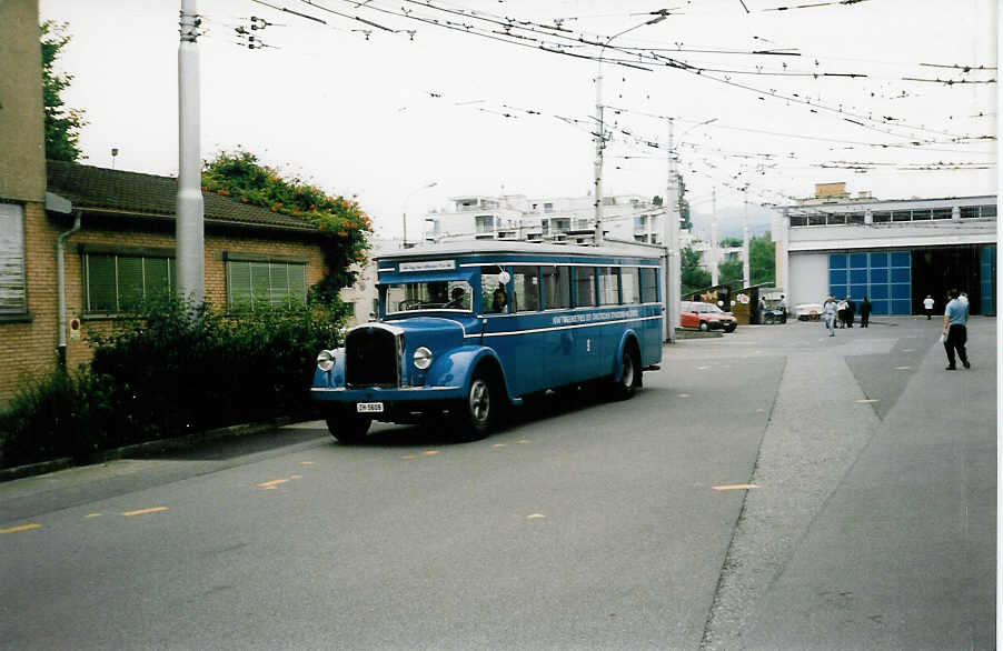 (035'621) - VBZ Zrich - Nr. 9/ZH 5609 - Saurer/SWS (ex Bamert, Wollerau; ex BBA Aarau Nr. 1; ex VBZ Zrich Nr. 209; ex VBZ Zrich Nr. 9) am 28. August 1999 in Luzern, Depot VBL