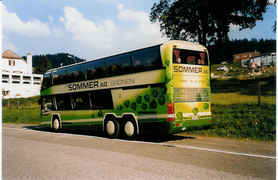 (036'814) - Sommer, Grnen - BE 332'669 - Neoplan am 12. September 1999 in Les Brenets, Carparkplatz NLB