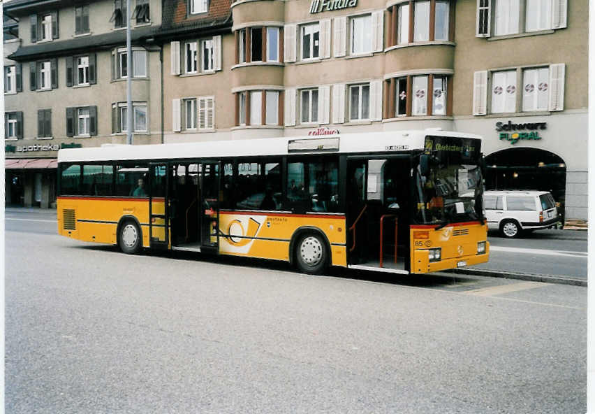 (037'437) - Voegtlin-Meyer, Brugg - Nr. 85/AG 17'778 - Mercedes am 30. Oktober 1999 beim Bahnhof Brugg