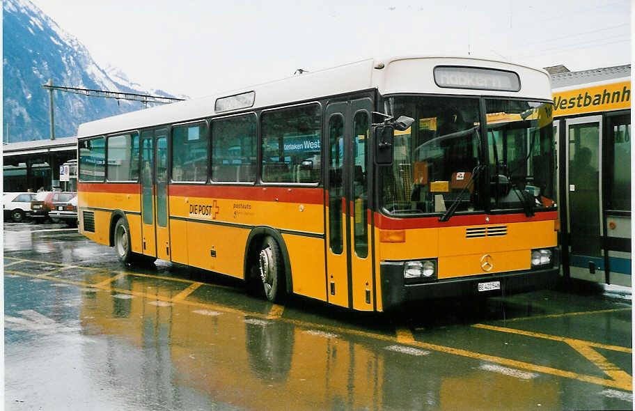 (038'102) - AAGI Interlaken - Nr. 36/BE 422'546 - Mercedes/R&J (ex P 25'302) am 25. Dezember 1999 beim Bahnhof Interlaken West