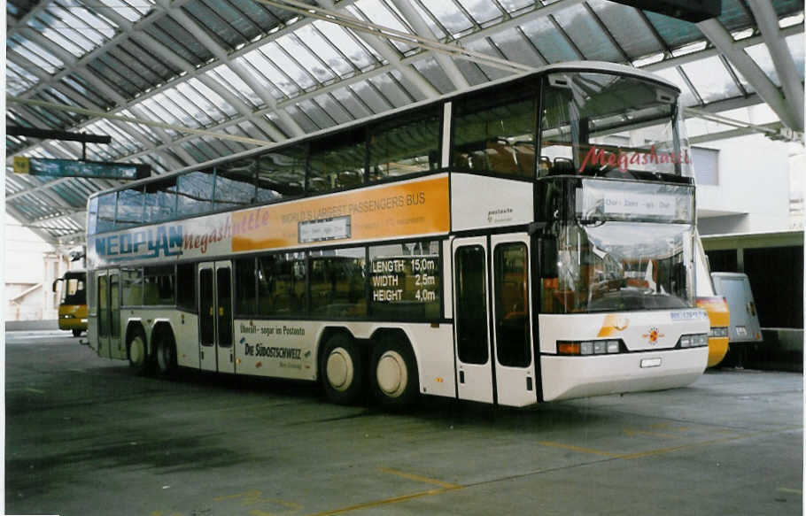 (038'414) - PTT-Regie - P 27'815 - Neoplan (ex Lbeck-Travemnde-Verkehrsgesellschaft Nr. 55) am 1. Januar 2000 in Chur, Postautostation