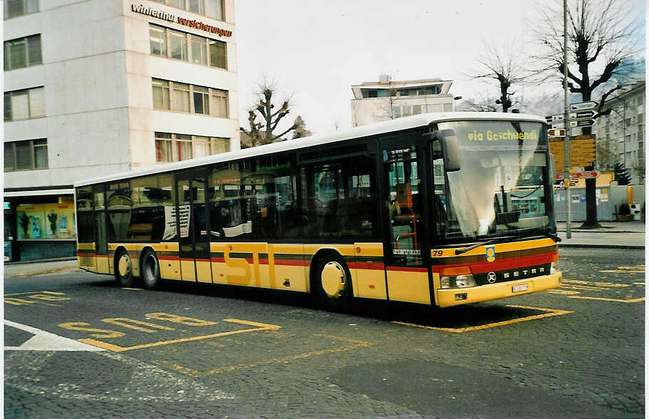 (038'806) - STI Thun - Nr. 79/BE 285'779 - Setra am 13. Januar 2000 beim Bahnhof Thun