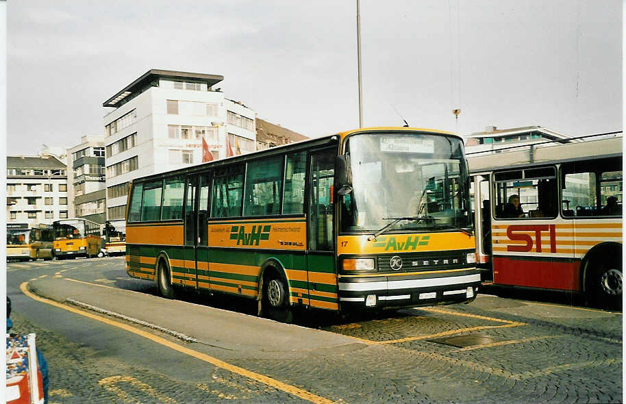 (038'820) - STI Thun - Nr. 17/BE 363'613 - Setra (ex AvH Heimenschwand Nr. 7) am 17. Januar 2000 beim Bahnhof Thun