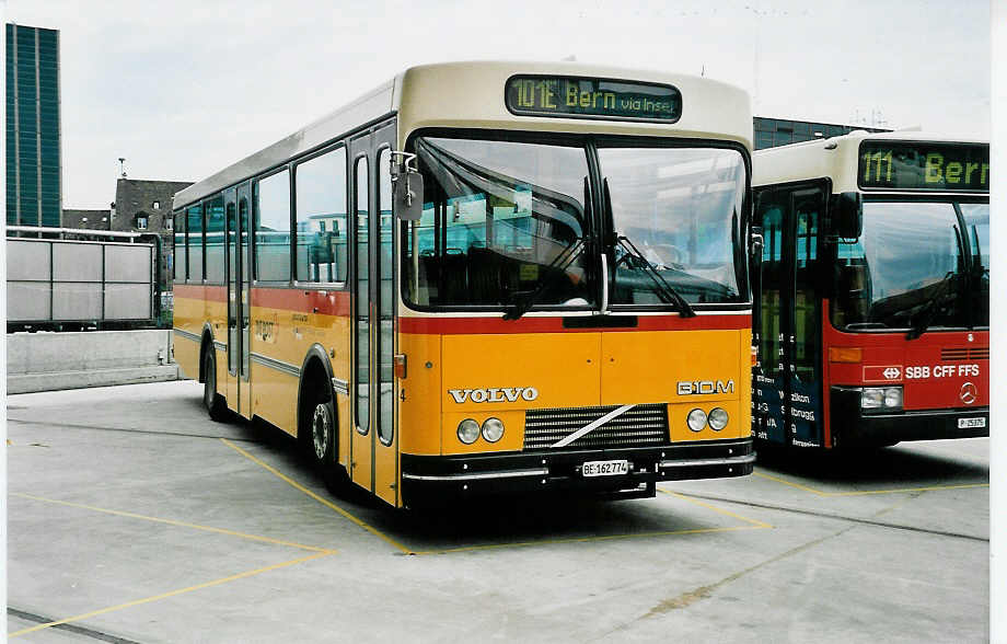 (039'712) - Steiner, Ortschwaben - Nr. 4/BE 162'774 - Volvo/Lauber am 14. Mrz 2000 in Bern, Postautostation