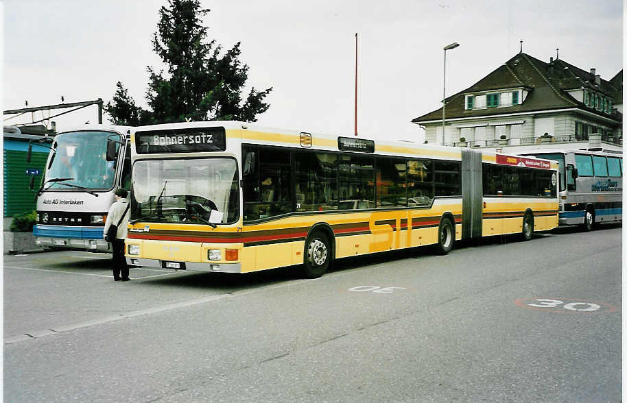 (040'237) - STI Thun - Nr. 71/BE 385'871 - MAN am 19. April 2000 beim Bahnhof Thun