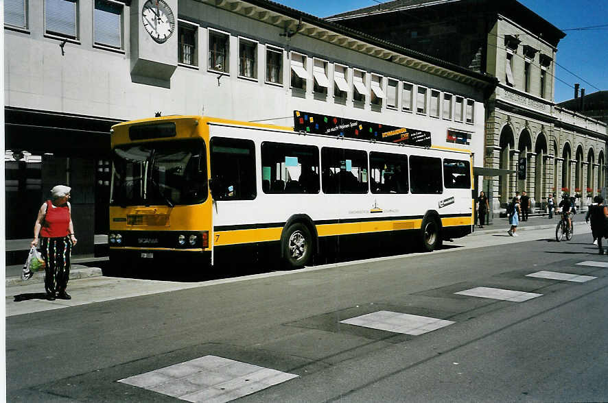 (041'323) - VBSH Schaffhausen - Nr. 7/SH 38'007 - Scania/FHS am 19. Juni 2000 beim Bahnhof Schaffhausen