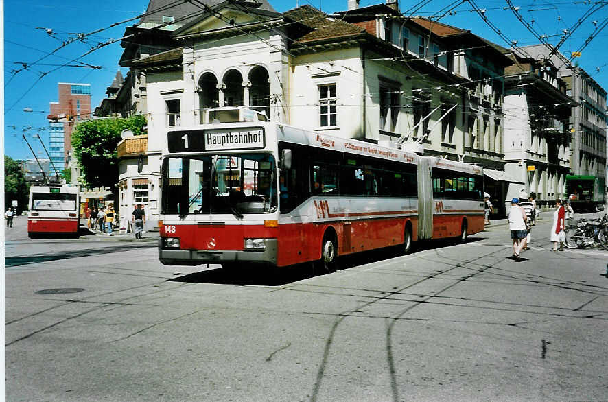 (041'517) - WV Winterthur - Nr. 143 - Mercedes Gelenktrolleybus am 19. Juni 2000 beim Hauptbahnhof Winterthur