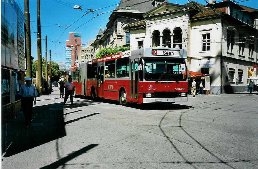 (041'518) - WV Winterthur - Nr. 311/ZH 527'311 - Volvo/Hess am 19. Juni 2000 beim Hauptbahnhof Winterthur