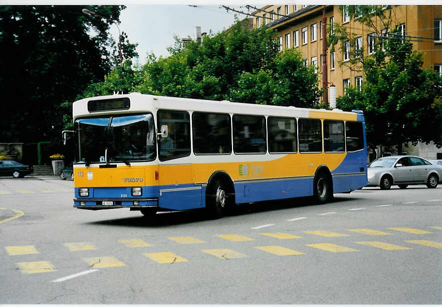 (041'806) - TC La Chaux-de-Fonds - Nr. 173/NE 29'136 - Volvo/Lauber am 12. Juli 2000 beim Bahnhof La Chaux-de-Fonds