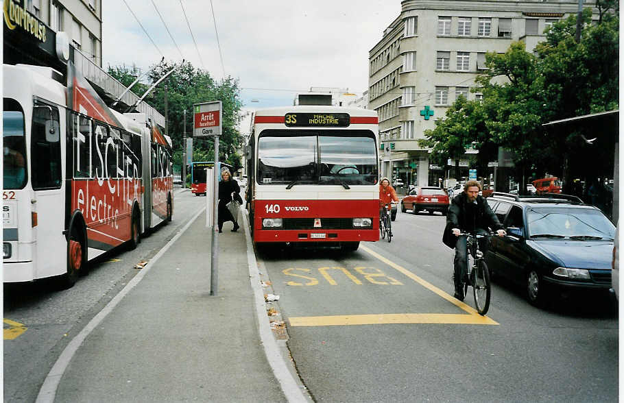 (041'906) - VB Biel - Nr. 140/BE 501'140 - Volvo/R&J am 12. Juli 2000 beim Bahnhof Biel