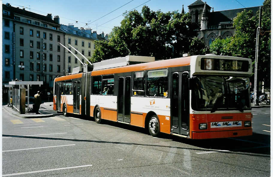 (042'104) - TPG Genve - Nr. 702 - NAW/Hess Gelenktrolleybus am 19. Juli 2000 beim Bahnhof Genve