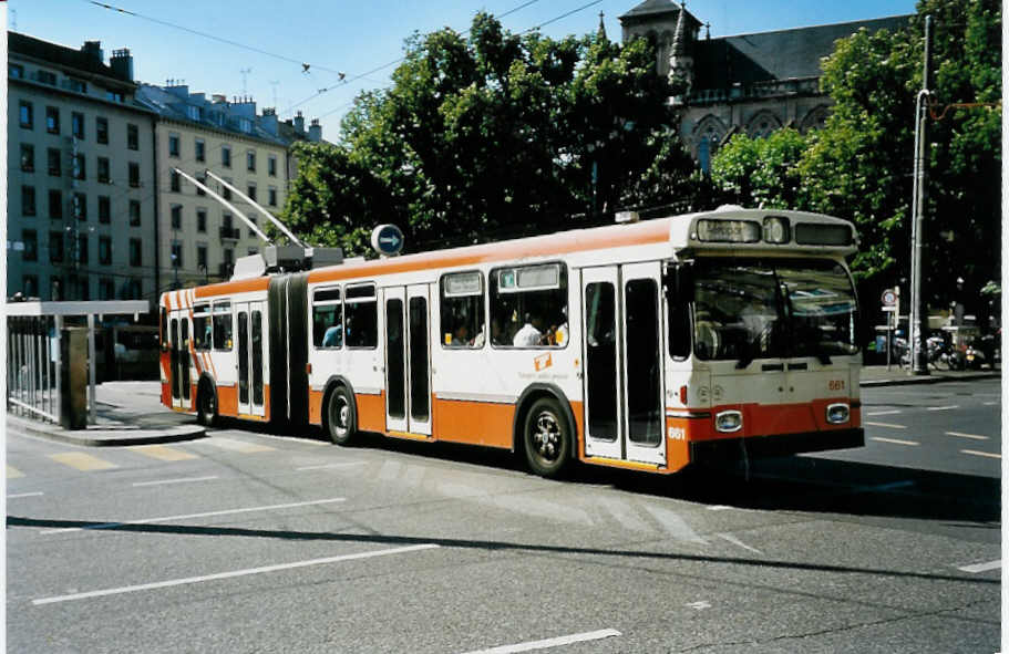 (042'117) - TPG Genve - Nr. 661 - Saurer/Hess Gelenktrolleybus am 19. Juli 2000 beim Bahnhof Genve